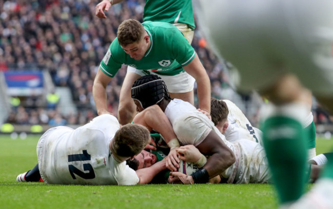 robbie-henshaw-scores-a-try