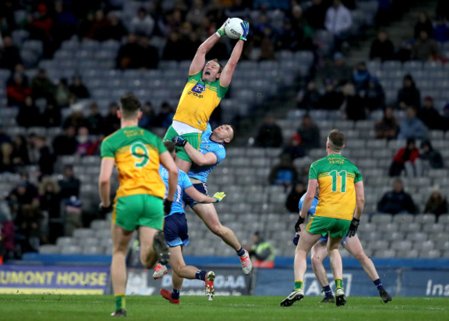 michael-murphy-wins-a-high-ball-against-john-small