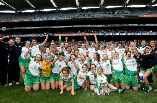 offaly-team-celebrate-with-the-trophy