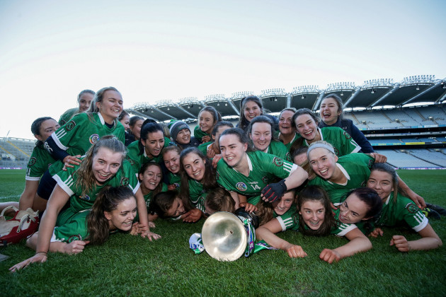 sarsfields-players-celebrate-with-the-bill-agnes-carroll-cup