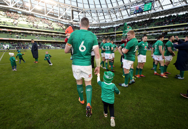 peter-omahony-celebrates-winning-with-his-children-theo-and-indie