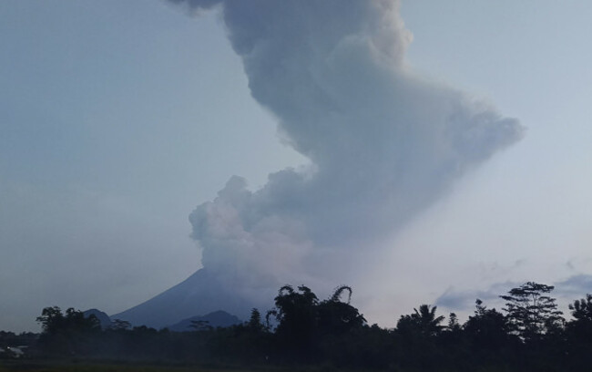 indonesia-volcano-erupt