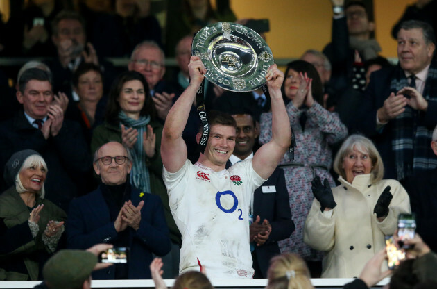 owen-farrell-lifts-the-triple-crown