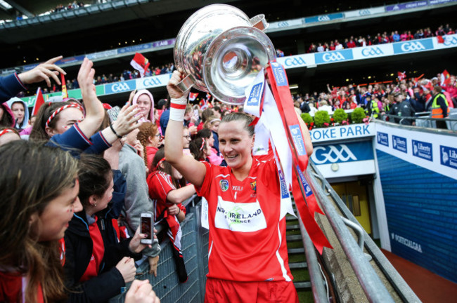 aoife-murray-lifts-the-trophy