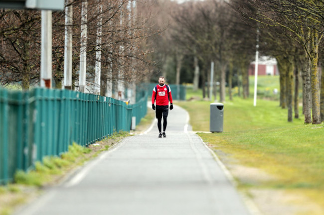conan-byrne-pictured-walking-from-richmond-park-to-tallaght-stadium