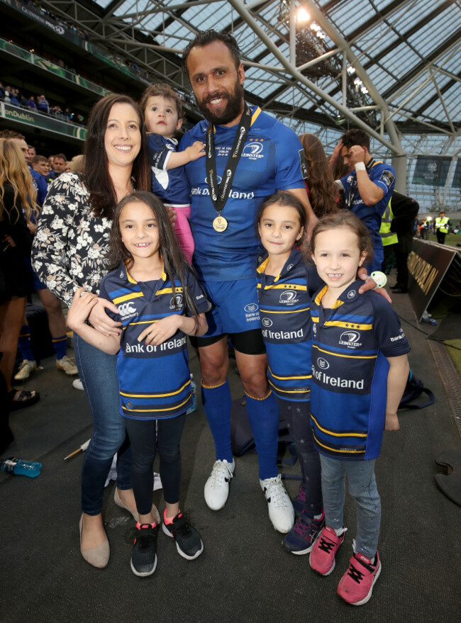 isa-nacewa-celebrates-with-his-wife-simone-and-four-daughters