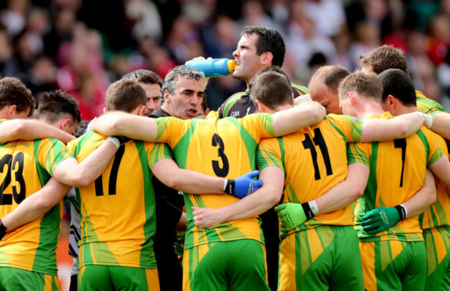 jim-mcguinness-speaks-to-his-team-before-the-game