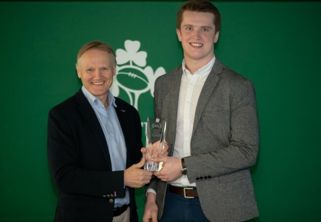 joe-schmidt-presents-the-ail-div2a-rising-star-award-to-dave-oconnell-highfield-rfc