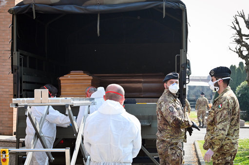 italy-italian-army-transport-the-bodies-deceased