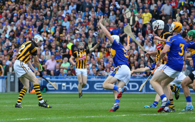 tj-reid-scores-a-goal