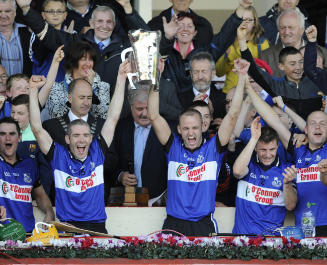 tadgh-og-murphy-and-ronan-murphy-lift-the-cup