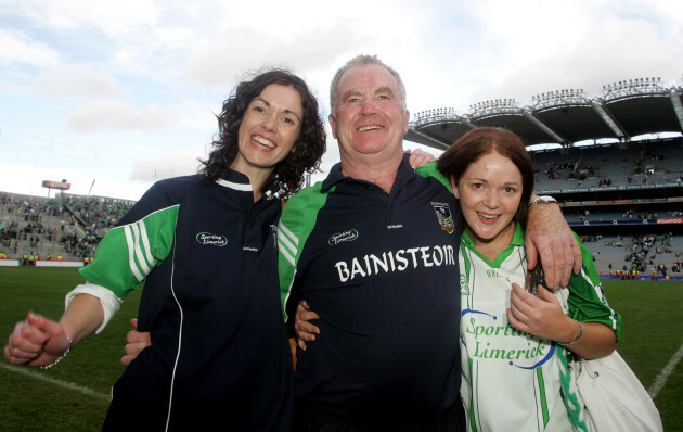 manager-richie-bennis-with-his-daughters-imelda-and-alison