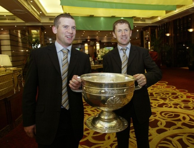 dara-o-cinneide-and-jack-oconnor-in-the-hotel-lobby-with-the-sam-maguire-2792004
