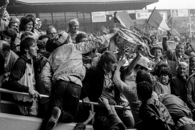 offaly-fans-and-players-with-the-sam-maguire