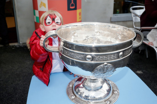 kai-delaney-with-the-sam-maguire-trophy