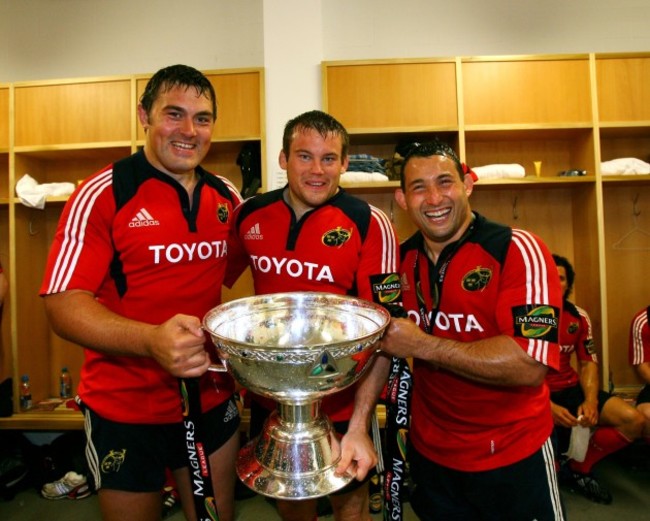 tony-buckley-denis-fogarty-and-federico-pucciariello-in-the-changing-room-with-the-magners-league-trophy