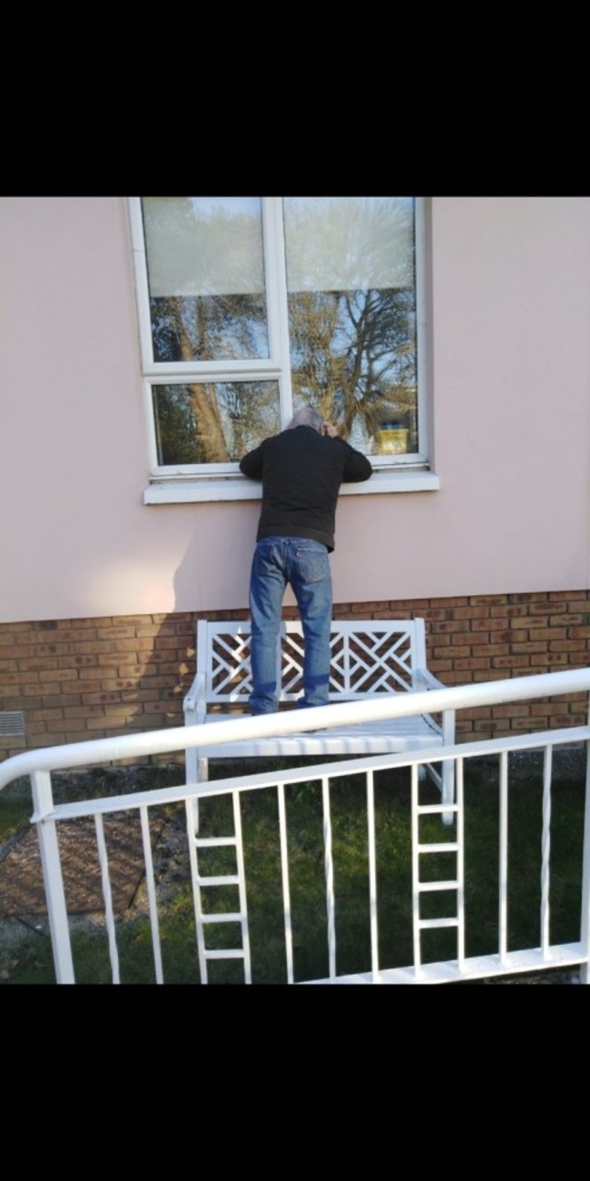 dublin-man-covid19-brother-goodbye-hospital-bench