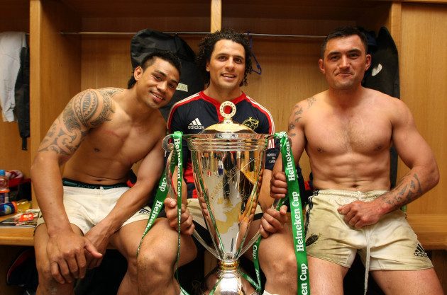 lifeimi-mafi-doug-howlett-and-rua-tipoki-in-the-changing-room-with-the-heineken-cup-trophy