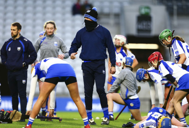 dan-shanahan-speaks-to-his-players-before-the-game