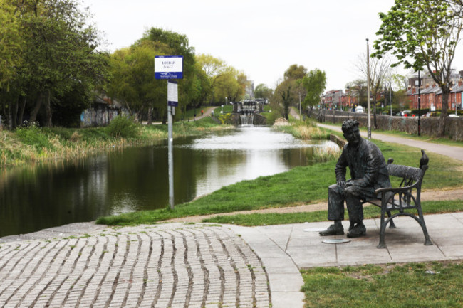 9908 Brendan Behan statue