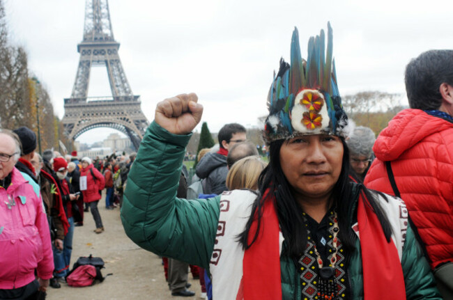 climate-change-rally-human-chain-near-eiffel-tower-paris