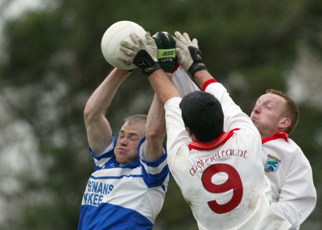 michael-oshea-of-st-senans-beats-rob-mac-gearailt-of-an-ghaeltacht-to-the-ball