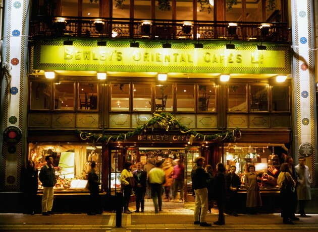 bewleys-oriental-cafe-grafton-street-dublin-co-dublin-ireland-people-outside-of-a-cafe