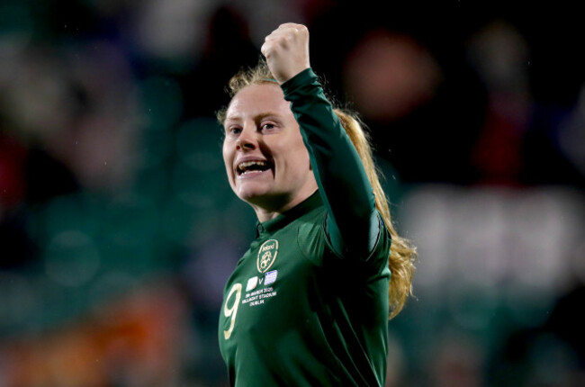 amber-barrett-celebrates