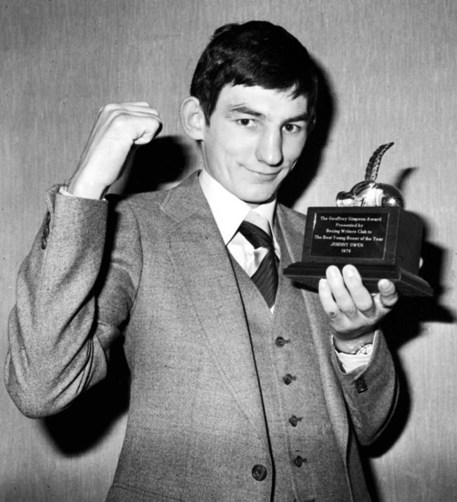 johnny-owen-with-geoffrey-simpson-award