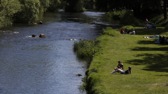 CHILLING ALONG THE RIVER 758A8585