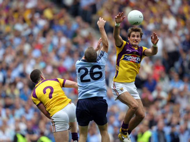 brian-malone-and-tomas-quinn-compete-for-a-high-ball