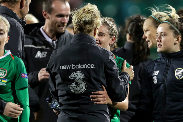 vera-pauw-celebrates-after-the-game-with-leanne-kiernan
