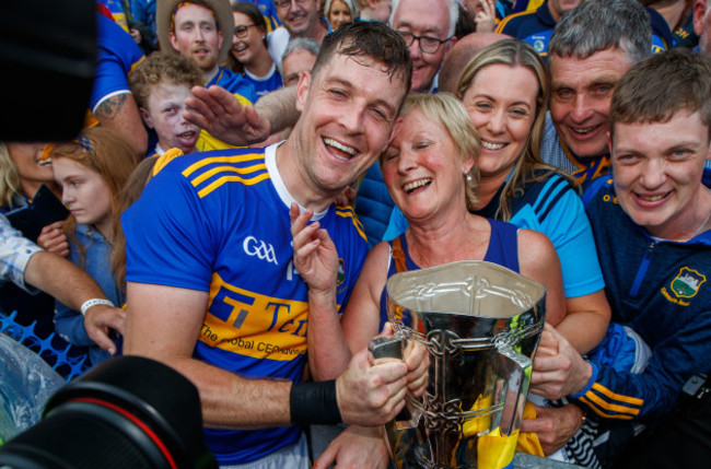 seamus-callanan-celebrates-with-his-mother-mary