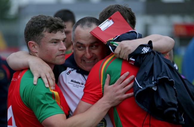 carlow-players-celebrate-with-turlough-obrien