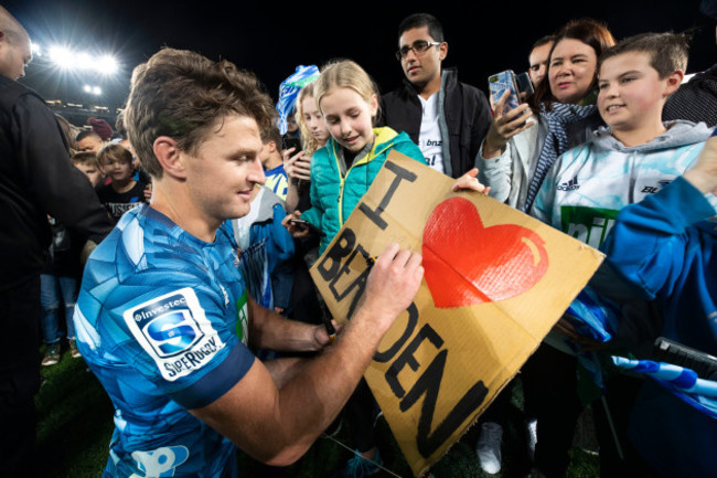 beauden-barrett-signs-autographs-with-fans