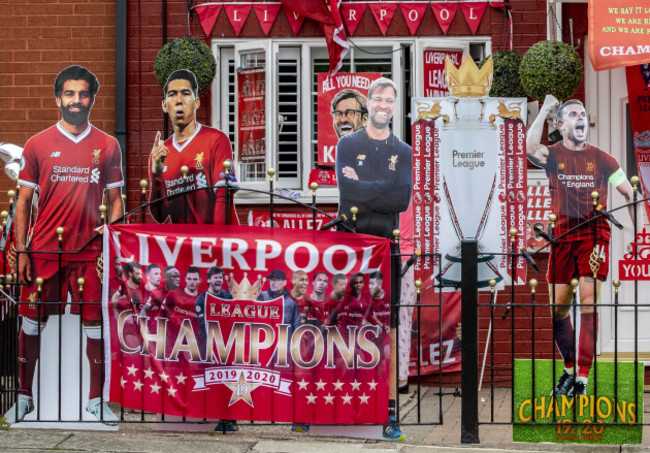 liverpool-fans-decorate-their-houses-in-club-colors