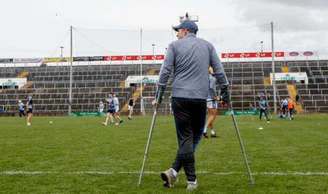 shane-dowling-watches-his-team-warm-up