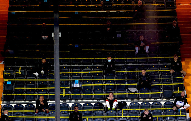 dundalk-substitutes-social-distancing-in-the-stands