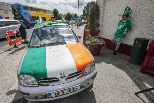 fans-pay-tribute-to-jack-charlton