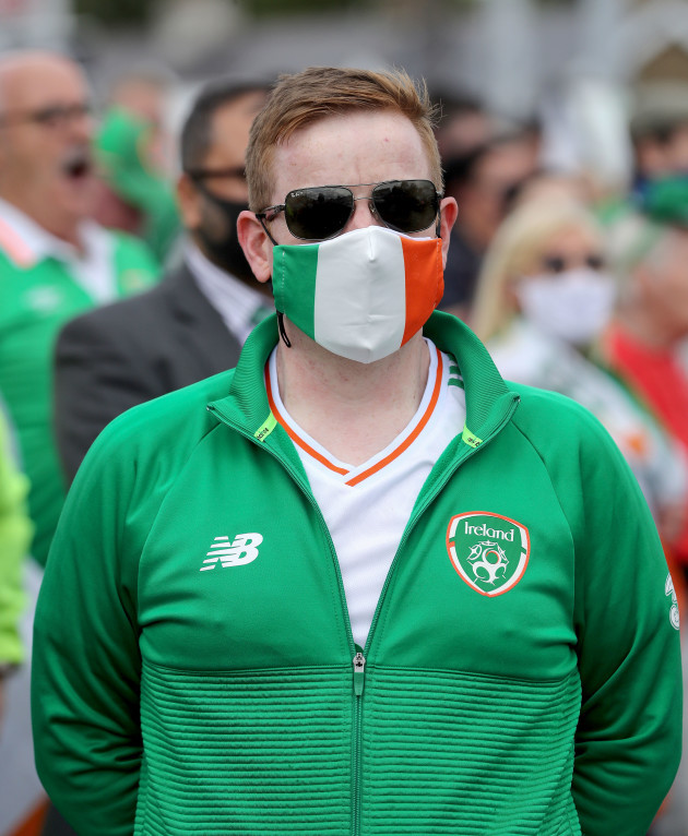 an-irish-supporter-observes-a-minutes-silence-for-jack-charlton