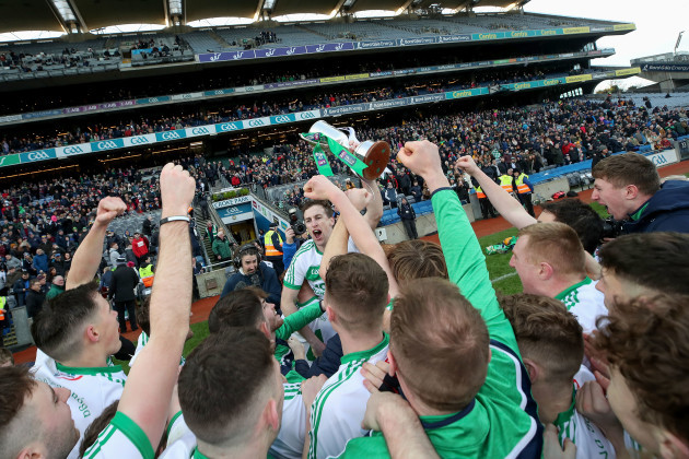 michael-fennelly-celebrate-after-the-game-with-team-mates-and-the-cup