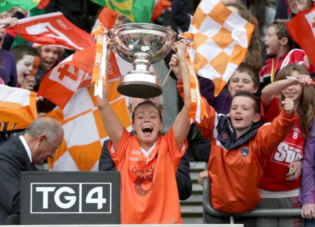 mags-mcalinden-raises-the-intermediate-trophy