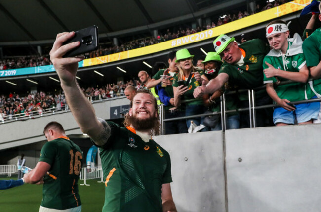 rg-snyman-takes-a-selfie-with-fans