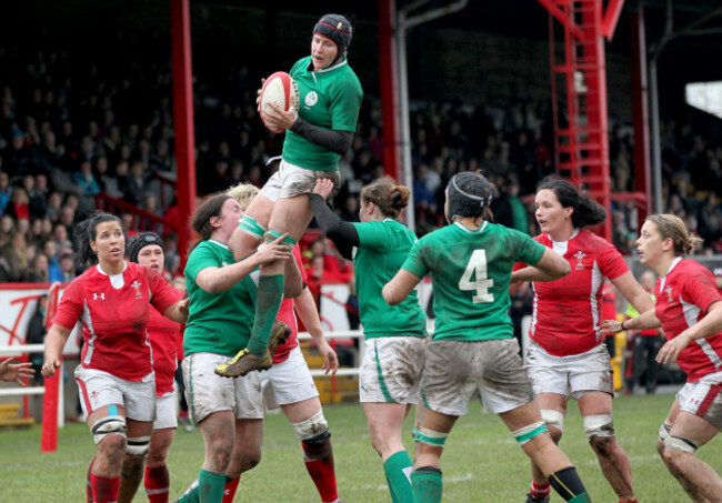 joy-neville-claims-line-out-ball