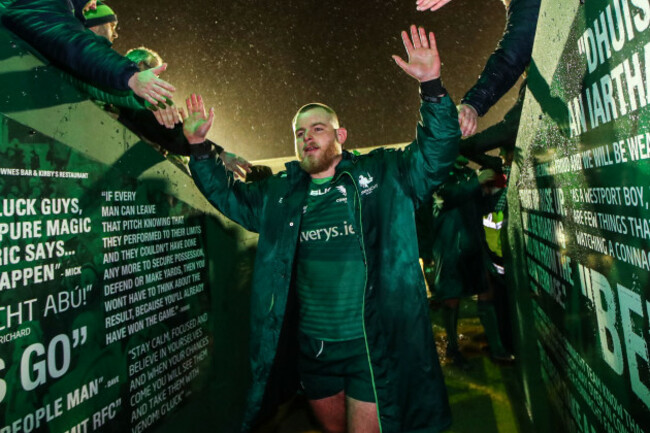 finlay-bealham-leaves-the-field-after-the-game