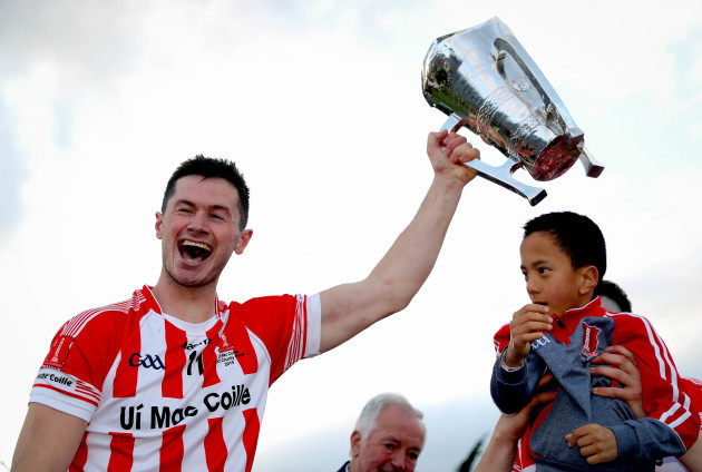 seamus-harnedy-celebrates-with-the-trophy