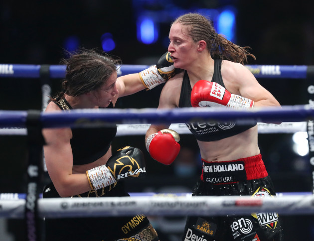 katie-taylor-in-action-against-delfine-persoon