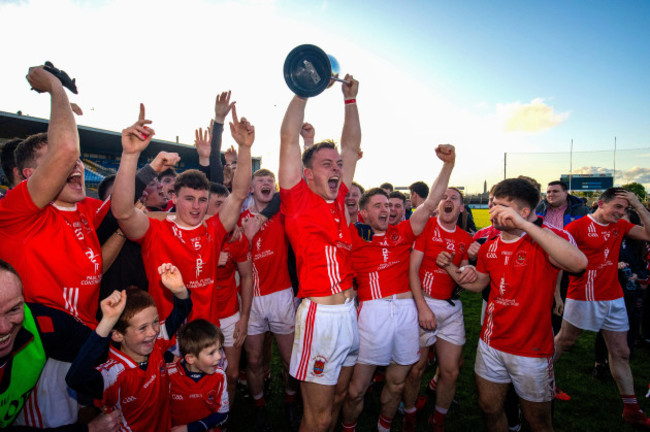 mark-richardson-with-cup-in-hand-celebrates-with-teammates