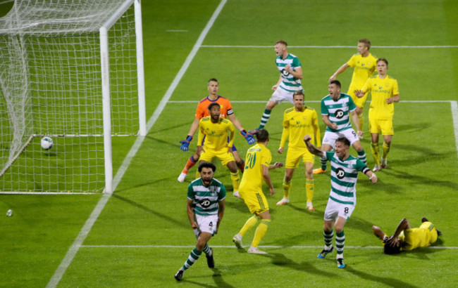 roberto-lopes-celebrates-scoring-his-sides-second-goal