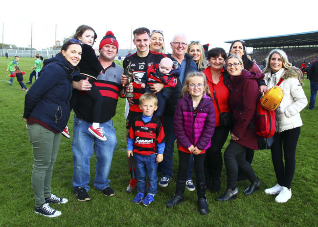 dessie-hutchinson-celebrates-with-his-family